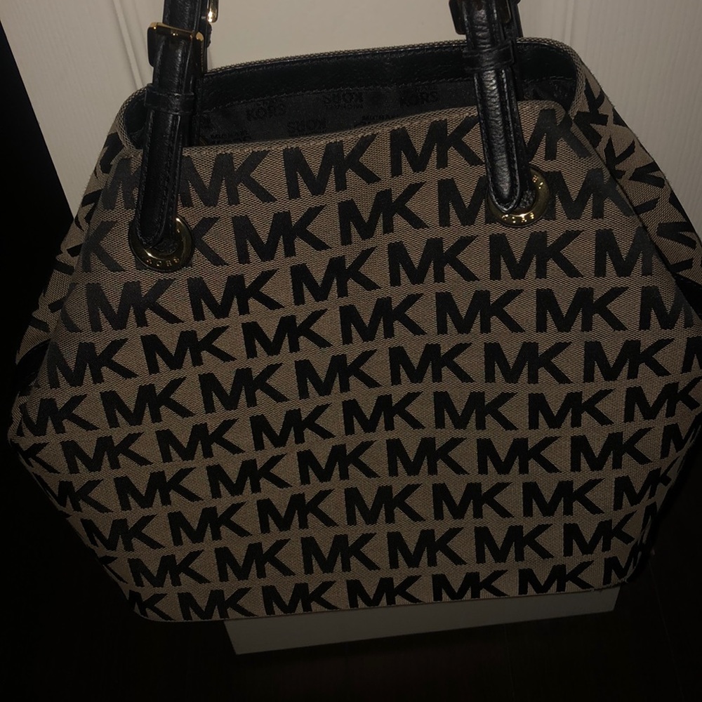 Michael Kors classic . Only been used twice .